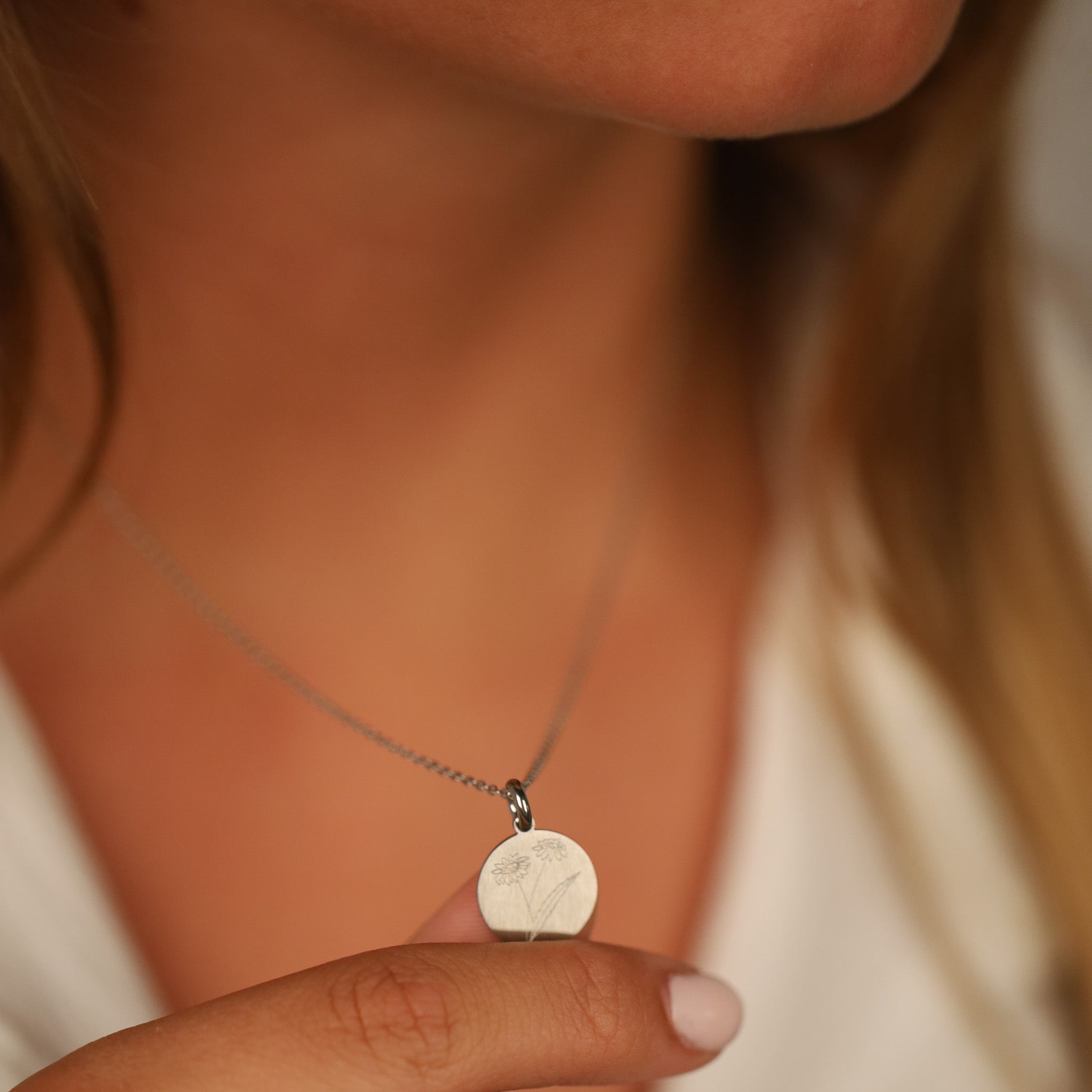 DAISY BIRTH-FLOWER PENDANT - Inspiration Co.