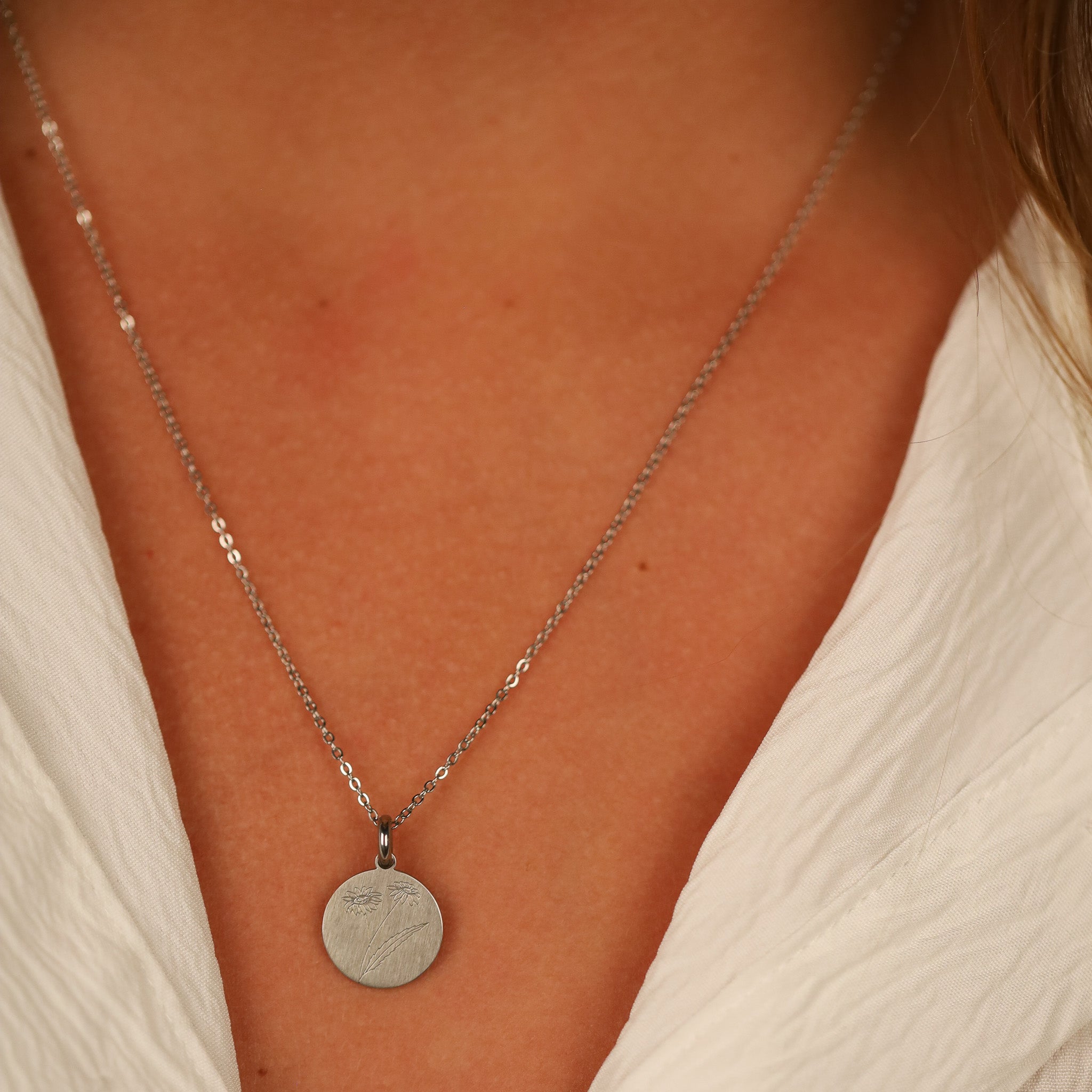 DAISY BIRTH-FLOWER PENDANT - Inspiration Co.
